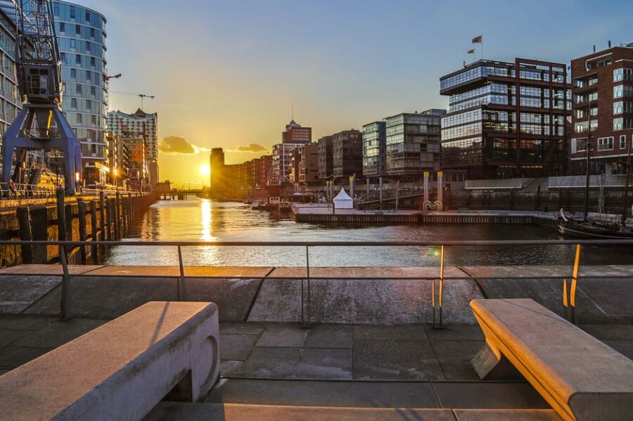 Hamburg: Speicherstadt & HafenCity Tour - Fleetschlösschen and St. Annen add local color