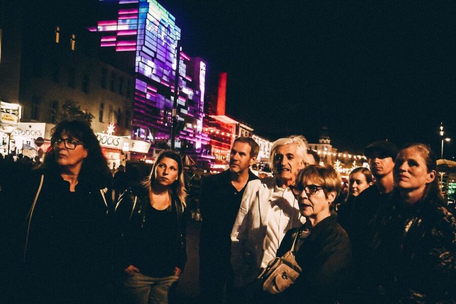 Hamburg: St. Pauli Tour with the White Dandy - Meeting the White Dandy on the Reeperbahn
