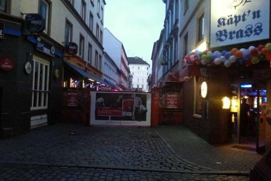 Hamburg: St. Pauli Tour with the White Dandy - Local shops and the everyday side of the district