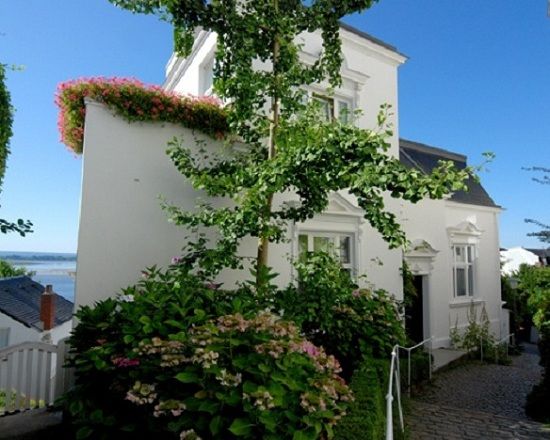 Hamburg: Tour of Blankenese on the Banks of the Elbe - Reaching the Elbe beach