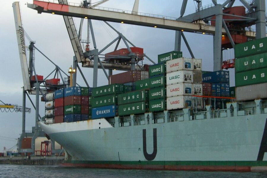 Hamburg: Traditional Harbor Tour with Commentary - Bridges, locks, and the Elbe’s working machinery