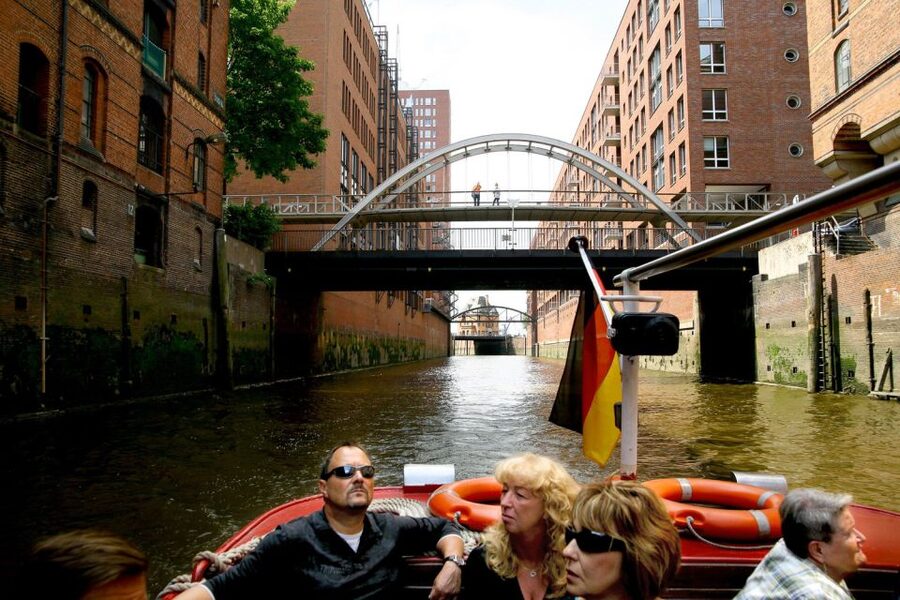 Hamburg: Traditional Harbor Tour with Commentary - What the German commentary adds
