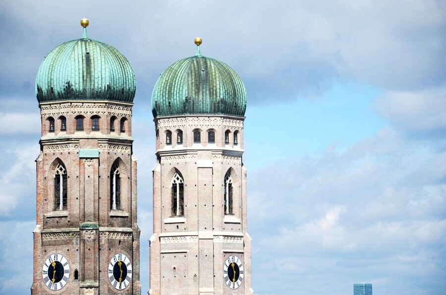 Munich: Old Town Walking Tour in Spanish - Starting beneath Munich’s Karlstor