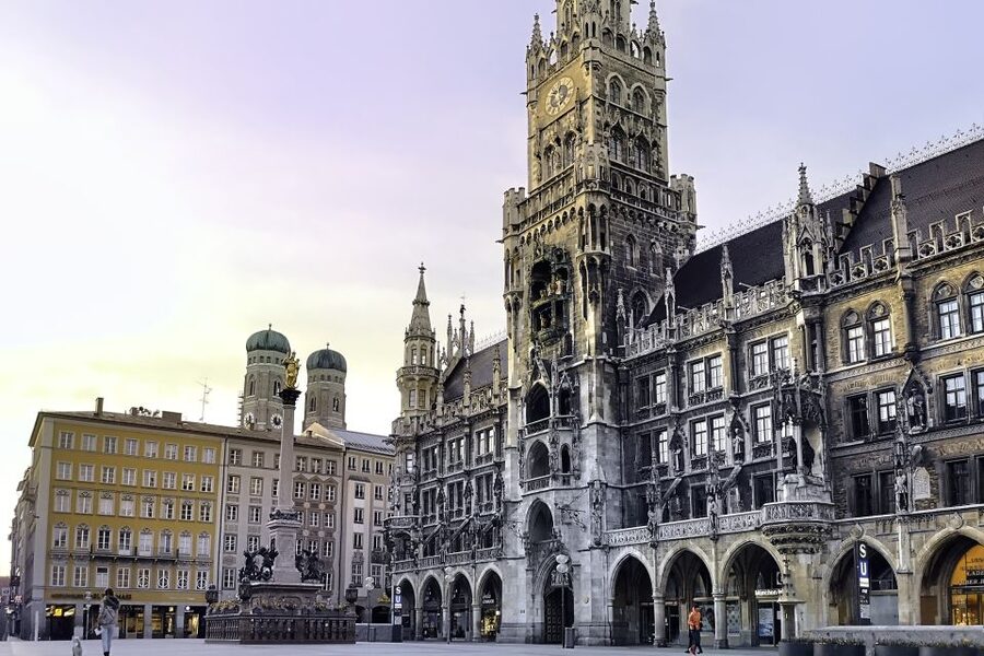 Munich: Old Town Walking Tour in Spanish - Frauenkirche and Marienplatz