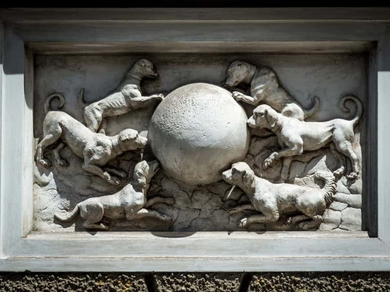 Munich: Raven Black Witches and Executioners Walking Tour - Small details that make the experience work