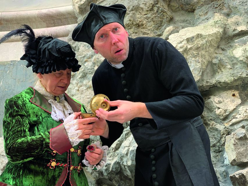 Munich: Scary Tour with actors in GERMAN - Starting beneath Karlstor with Munich’s darker side