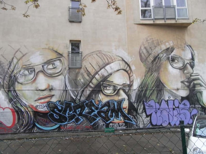 Private Alternative Berlin Tour -Murals, Graffiti and Squats - Dead Chicken Alley brings the art close