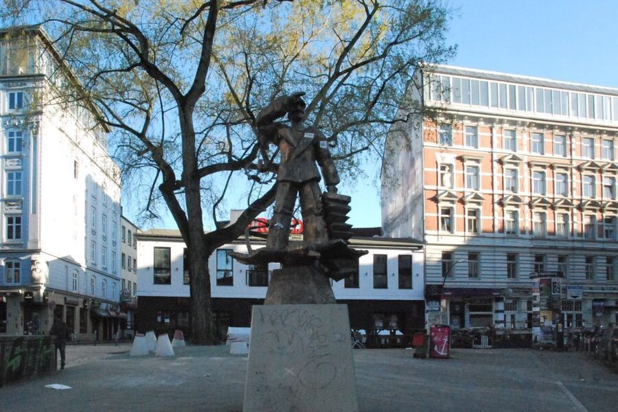 St. Pauli: Daytime Tour - Hans-Albers-Platz and St. Pauli’s colorful public life