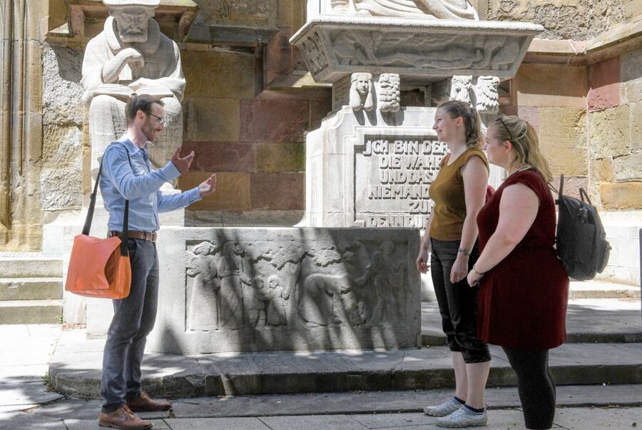 Stuttgart: entertaining guided tour to old town highlights - The palace garden: a welcome change of pace